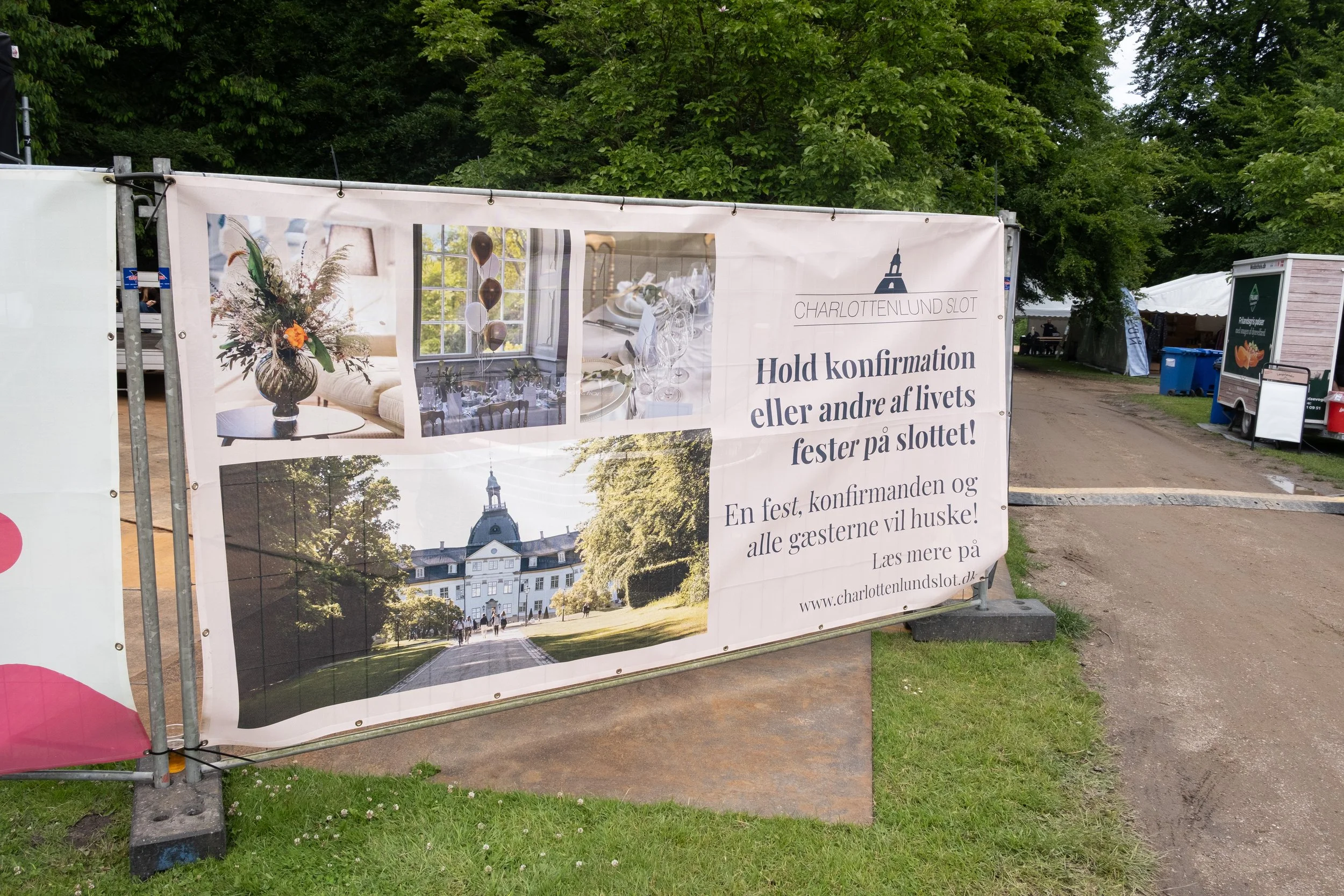 Bannemateriale ved Charlottenlund Slot annoncerer en fest eller konfirmation med billeder af interiør og udendørs omgivelser, der vil blive holdt på slottet.