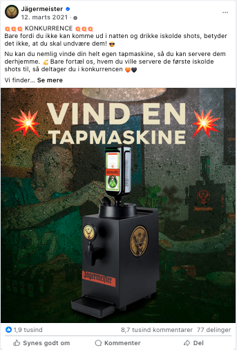 Billedet viser en person, der holder en flaske iskold shots med en mobiltelefon over en maskine, der ser ud til at være en shotmaskine. Der står tekst på billedet: 'VIND EN TAPMSKINE' med eksplosionseffekter på hver side.