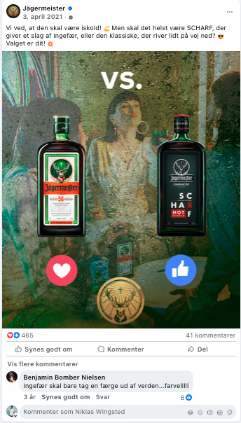 Billedet viser to whiskyflasker imod en baggrund, hvor der er en tegnet mand og en kvinde underholdende, samt to symboler for 'likes' og 'kærlighed' under flaskerne, med teksten 'vs.' mellem dem.