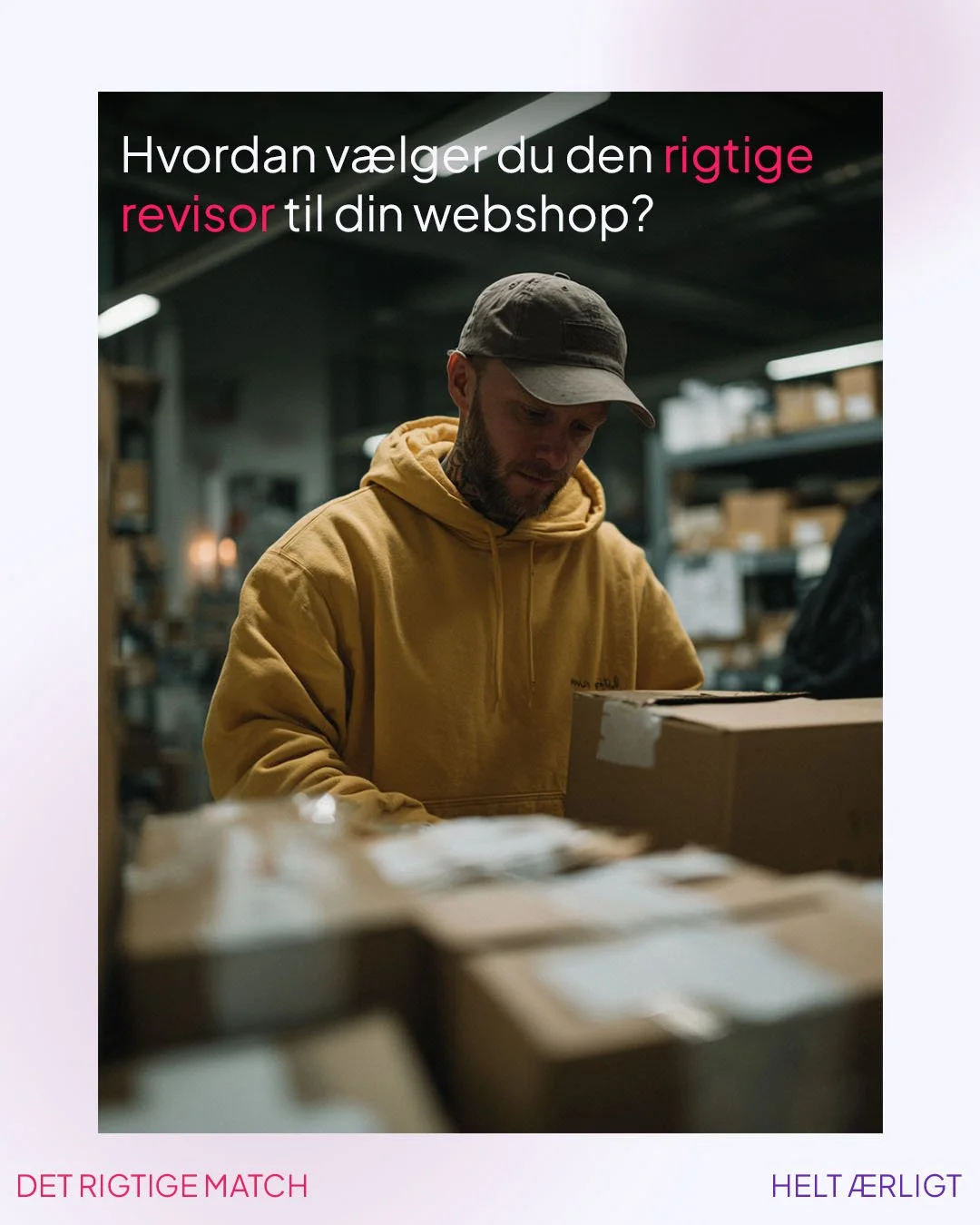 Mand i yellow hoodie og gray cap arbejder i et lager eller showroom med kasser og bokse rundt om ham.