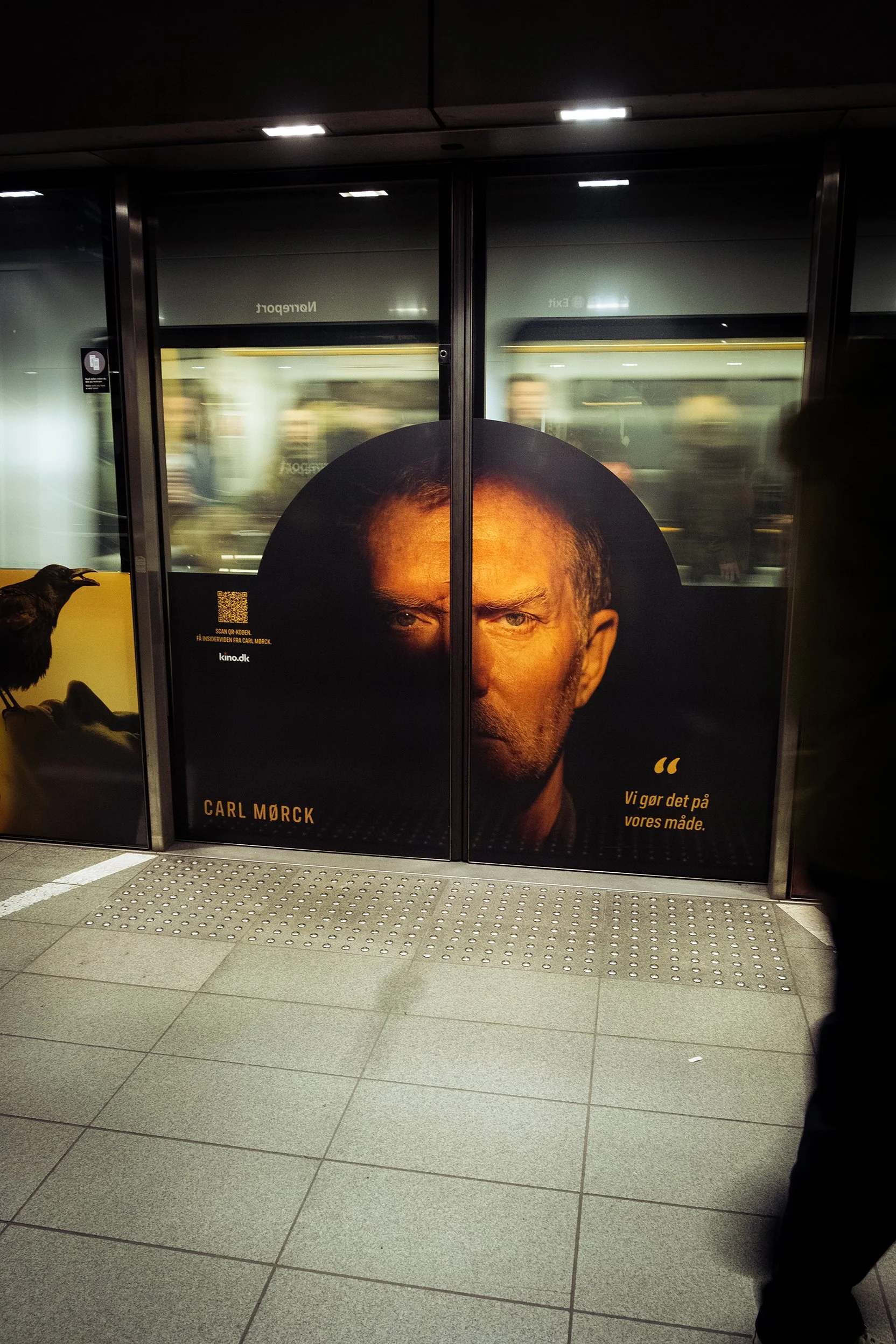 Plakat med et ansigt af en mand med tekst: 'CARL MØRCK' og et citat: 'Vi gør det på vores måde.' teksten er skrevet på dansk.