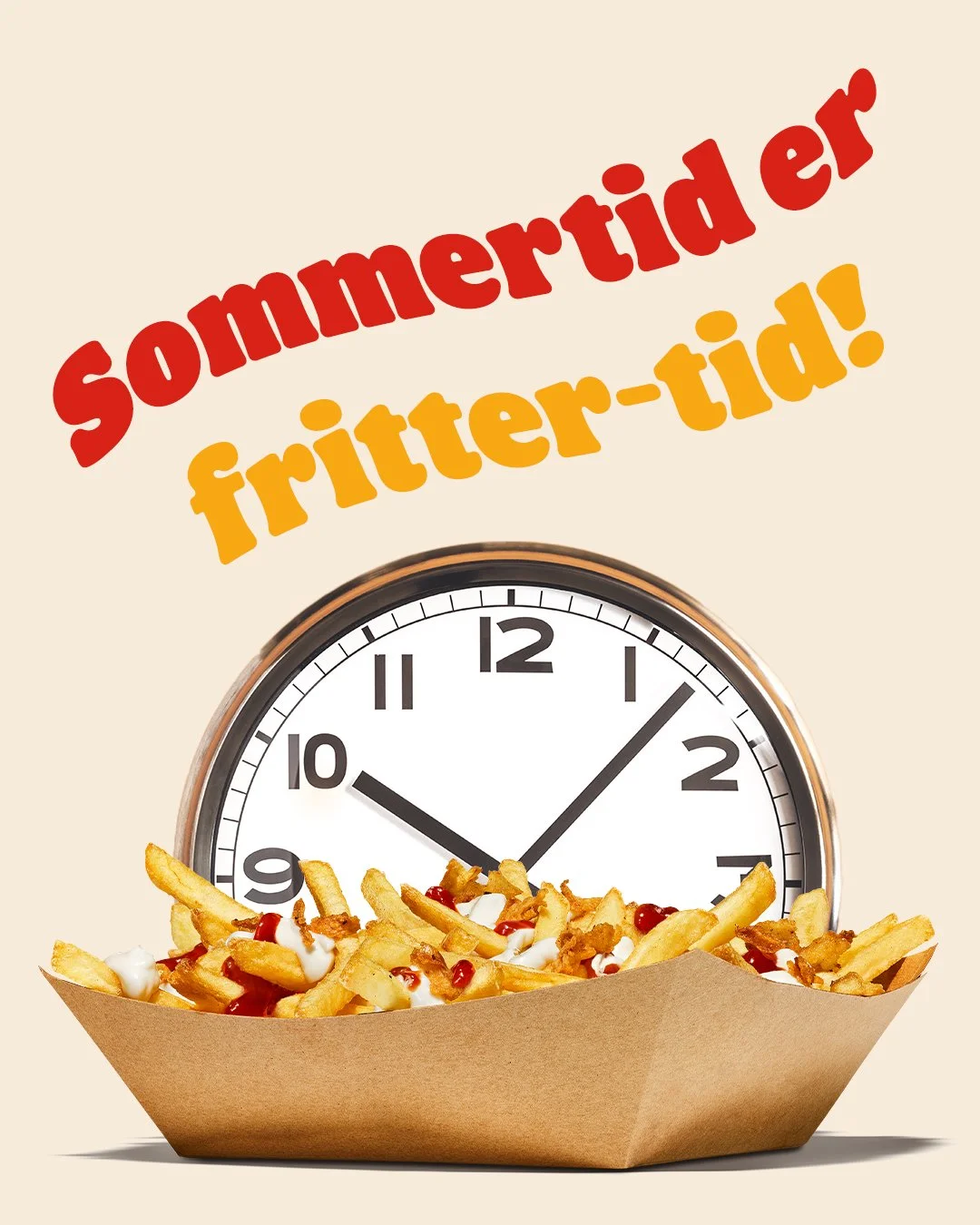 Billedet viser et klokkesymbol med frygtede pommes frites, mayonnaise og ketchup i en papbæger under teksten 'Sommertid fritter-tild'.