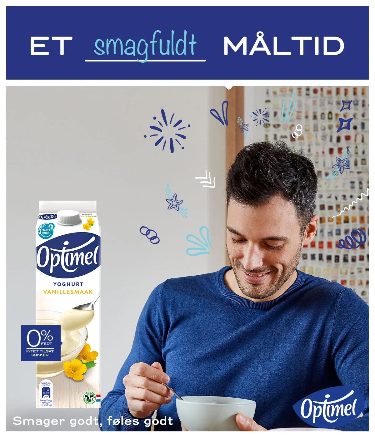 En mand smiler og spiser yoghurt fra OptiMel med vaniljesmag. Der er dekorative streger og stjerner over ham, og yoghurtkartonen er synlig på venstre side. Teksten på billedet siger 'Et smagfuldt måltid' og 'Smager godt, føles godt'.