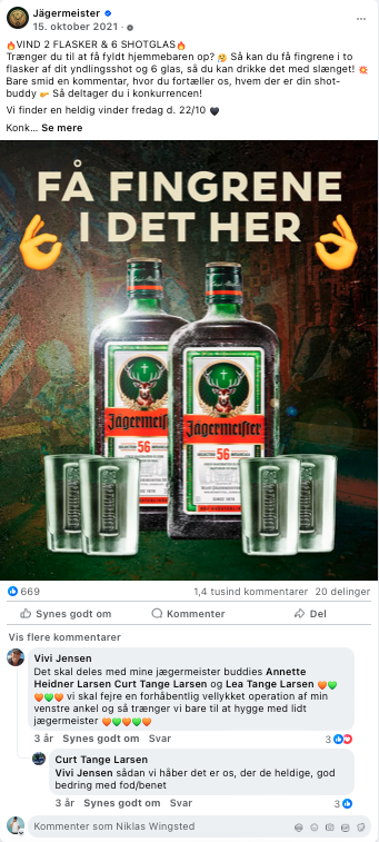 Billedet viser to store flasker Jägermeister shotshots, hvert med 56 cl, samt fire mindre shotglas, alle med Jägermeister-logo. Teksten på billedet siger 'FÅ FINGRENE I DET HER' med emojis, der viser elever med tommel- og pegefinger-emoji, der peger 