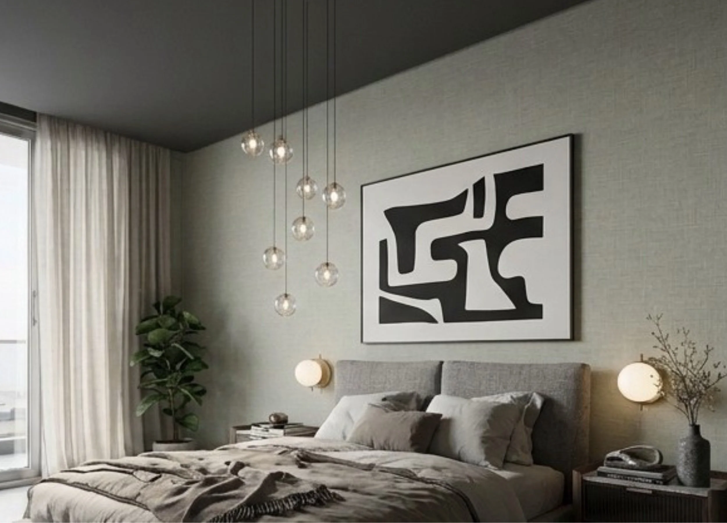 Modernes Schlafzimmer mit grauem Bett, abstrakter schwarzer und weißer Kunst im Rahmen, hängende Glühbirnen, Pflanzen, Nachttischen mit Lichtern, großer Fenster mit weißen Vorhängen.