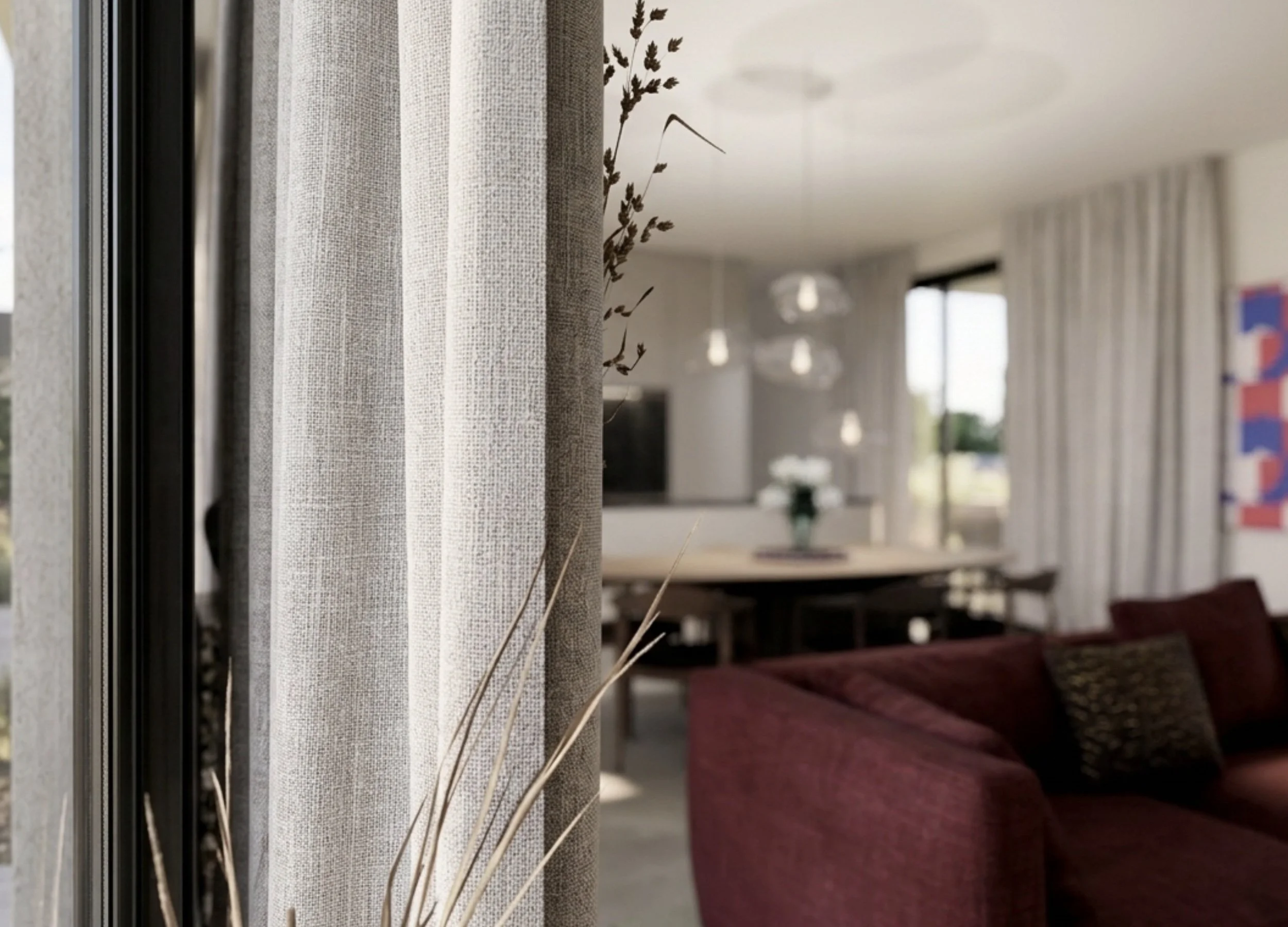 Blick auf ein Wohnzimmer mit Vorhängen und einem roten Sofa, dekoriert mit Kissen, im Hintergrund ein Esstisch mit Stühlen und ein Fernseher.