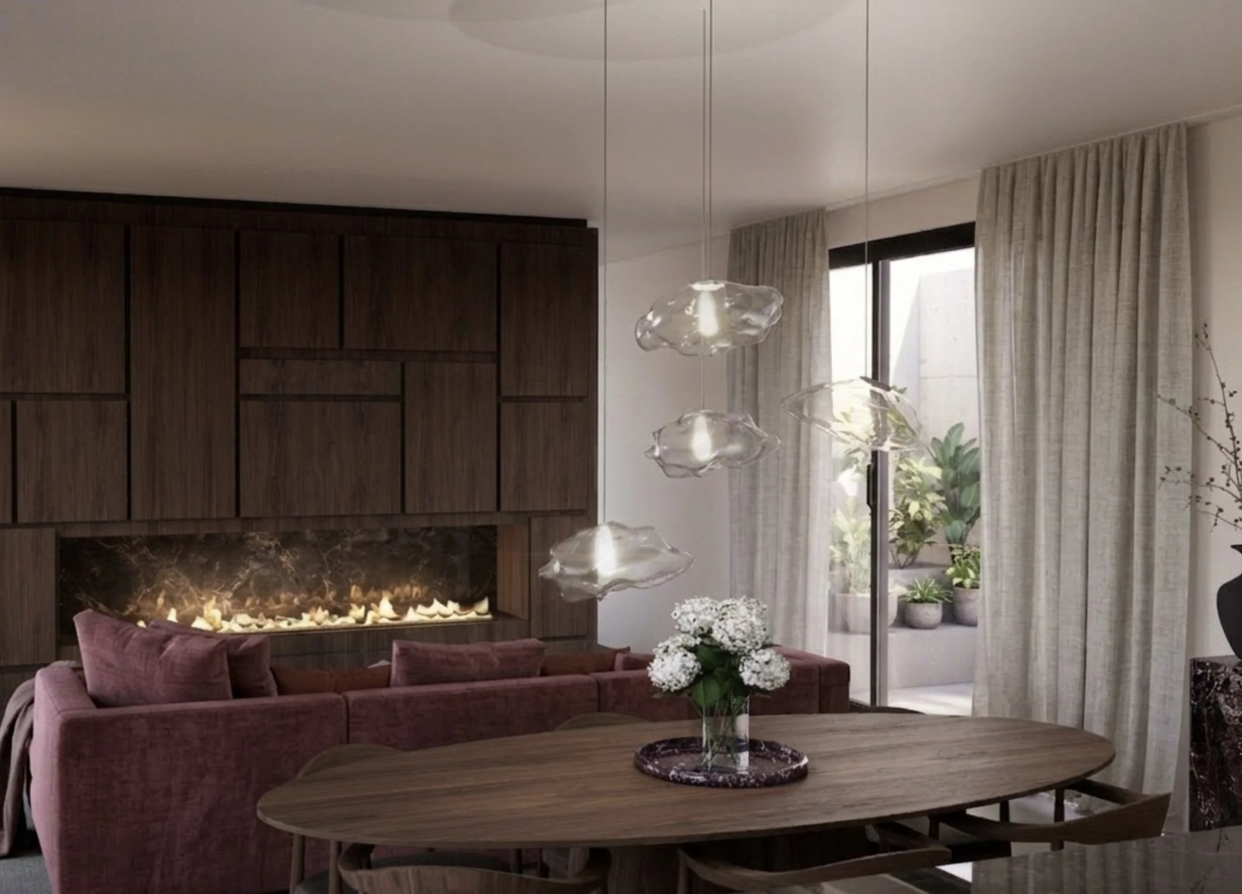 Moderner Wohnzimmerbereich mit einem braunen Sofa, einem ovalen Holztisch mit Blumenvase, einer Feuerstelle an der Wand, großen Fenstern mit weißen Vorhängen und einer modernen Deckenleuchte.