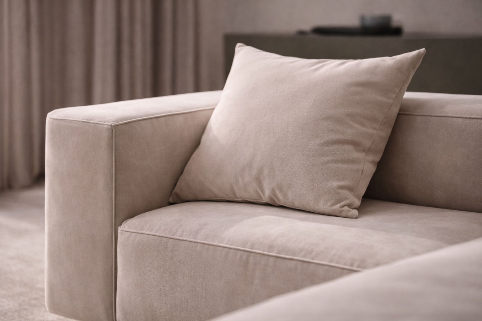 Detailaufnahme eines beigen Sofas innerhalb eines Interior-Konzepts von EL Interior Design.