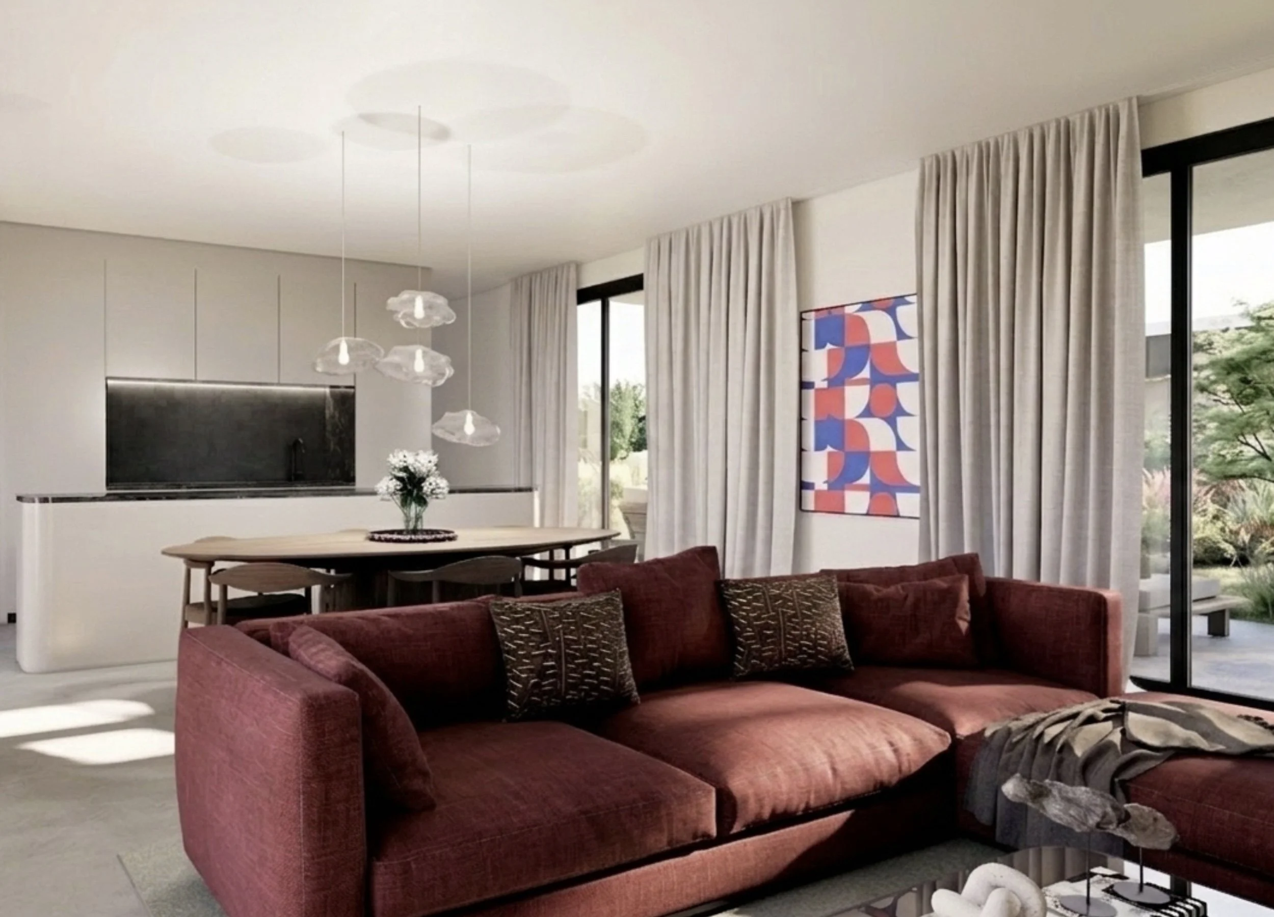 Moderner Wohnzimmerbereich mit rotem Sofa, Kissen, abstrakter Wandkunst, großen Fenstern mit weißen Vorhängen und Blick ins Freie, offener Küche im Hintergrund.