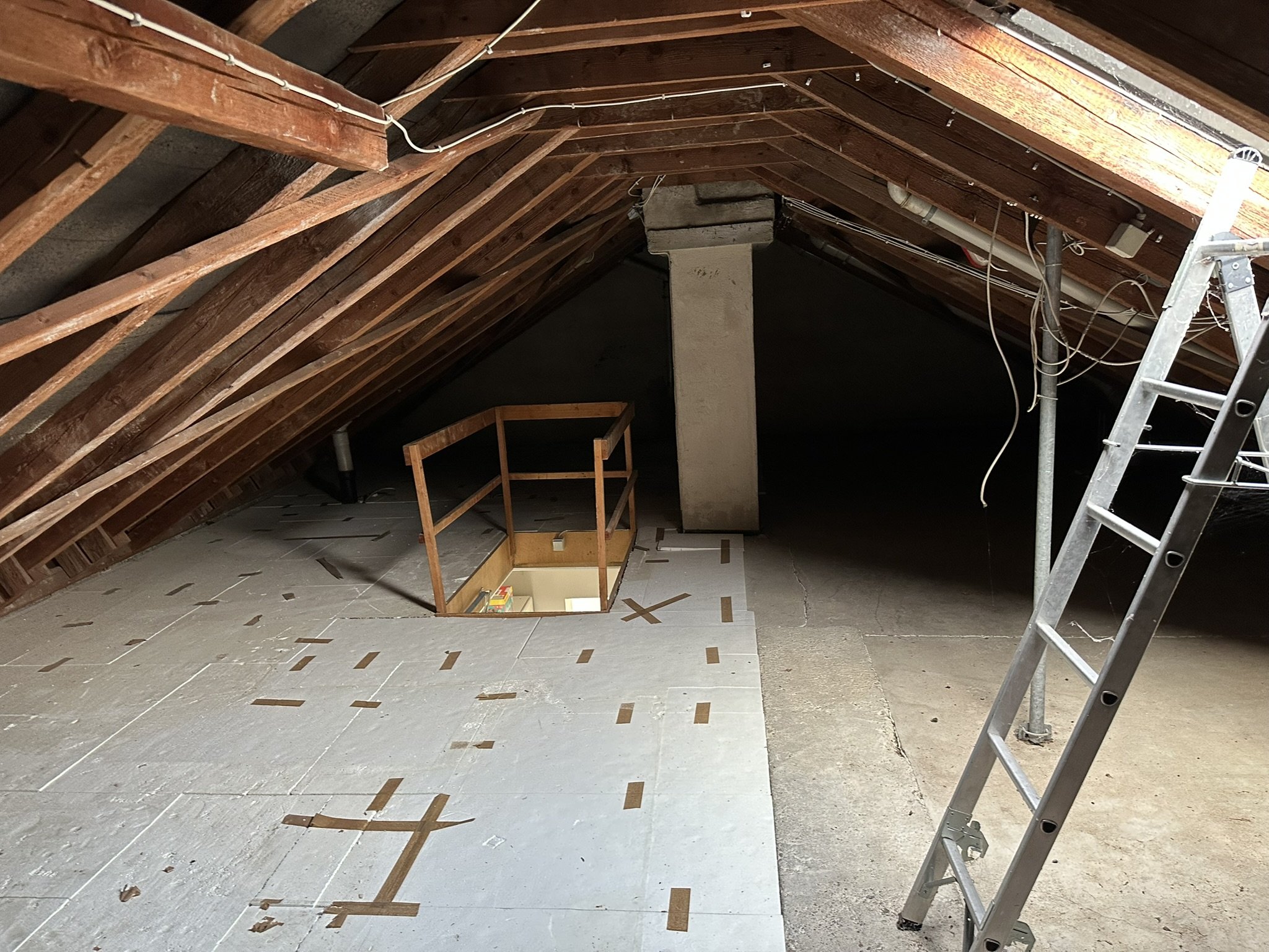 Oberste Geschossdecke dämmen: Kosten, Pflicht, Förderung &amp; Dämmstoffe