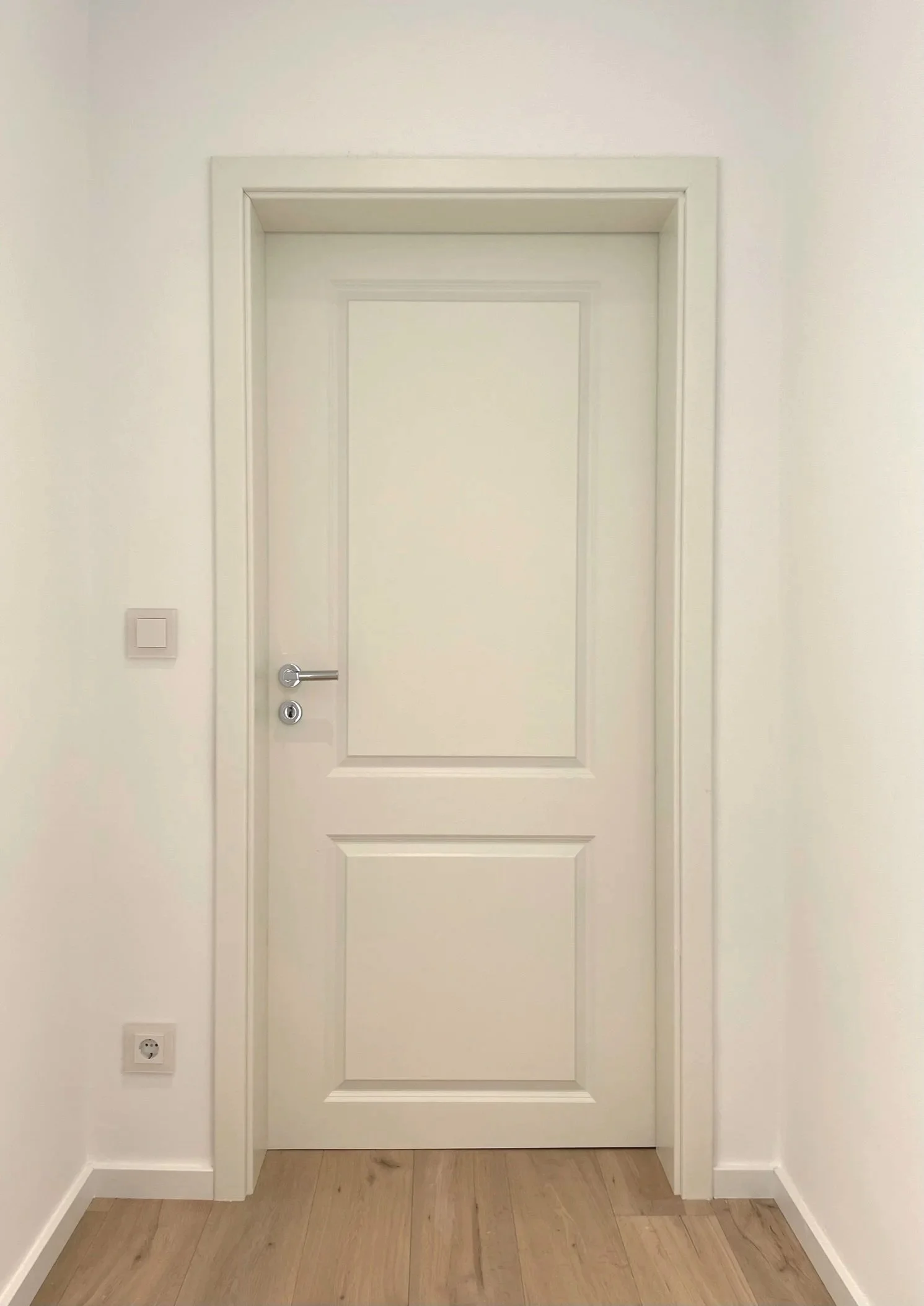 Kernsanierung Frankfurt Westend Wohnung Flur nach Sanierung mit Parkett