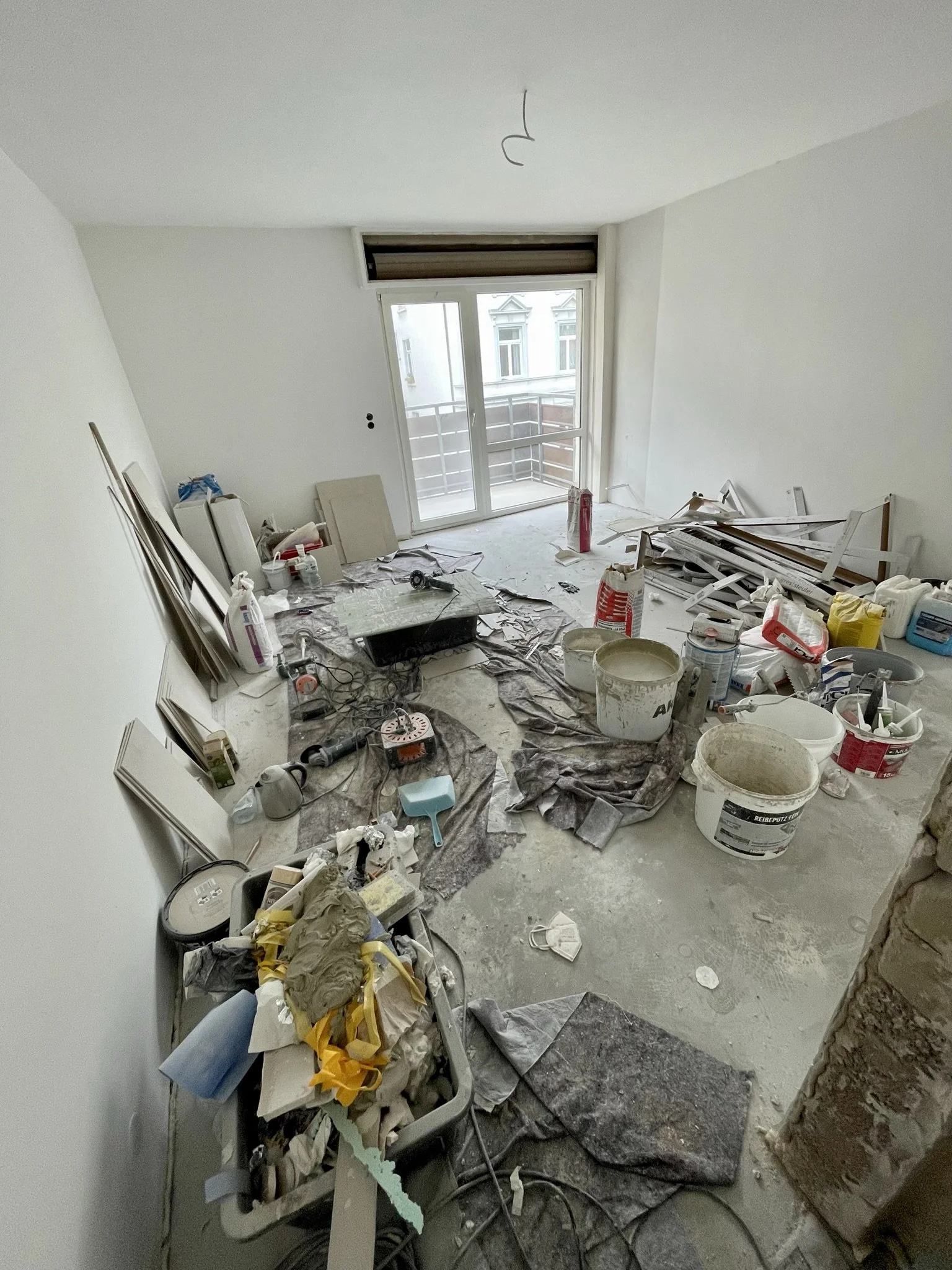 Kernsanierung Frankfurt Westend Wohnung Wohnzimmer Fliesenleger