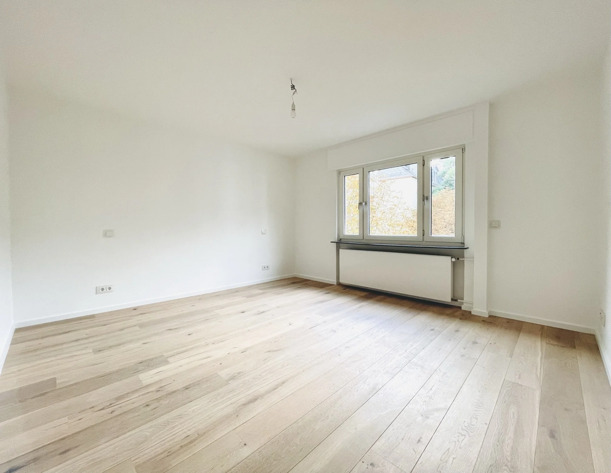 Kernsanierte Wohnung Frankfurt Westend Schlafzimmer mit Parkett