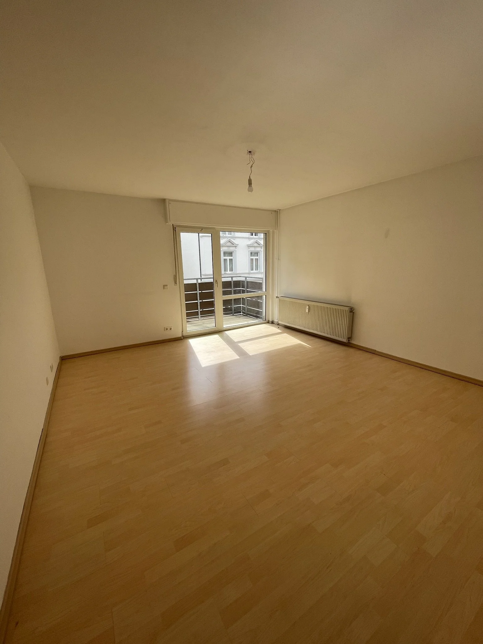Sanierung Frankfurt Westend Wohnung Wohnzimmer vor Sanierung