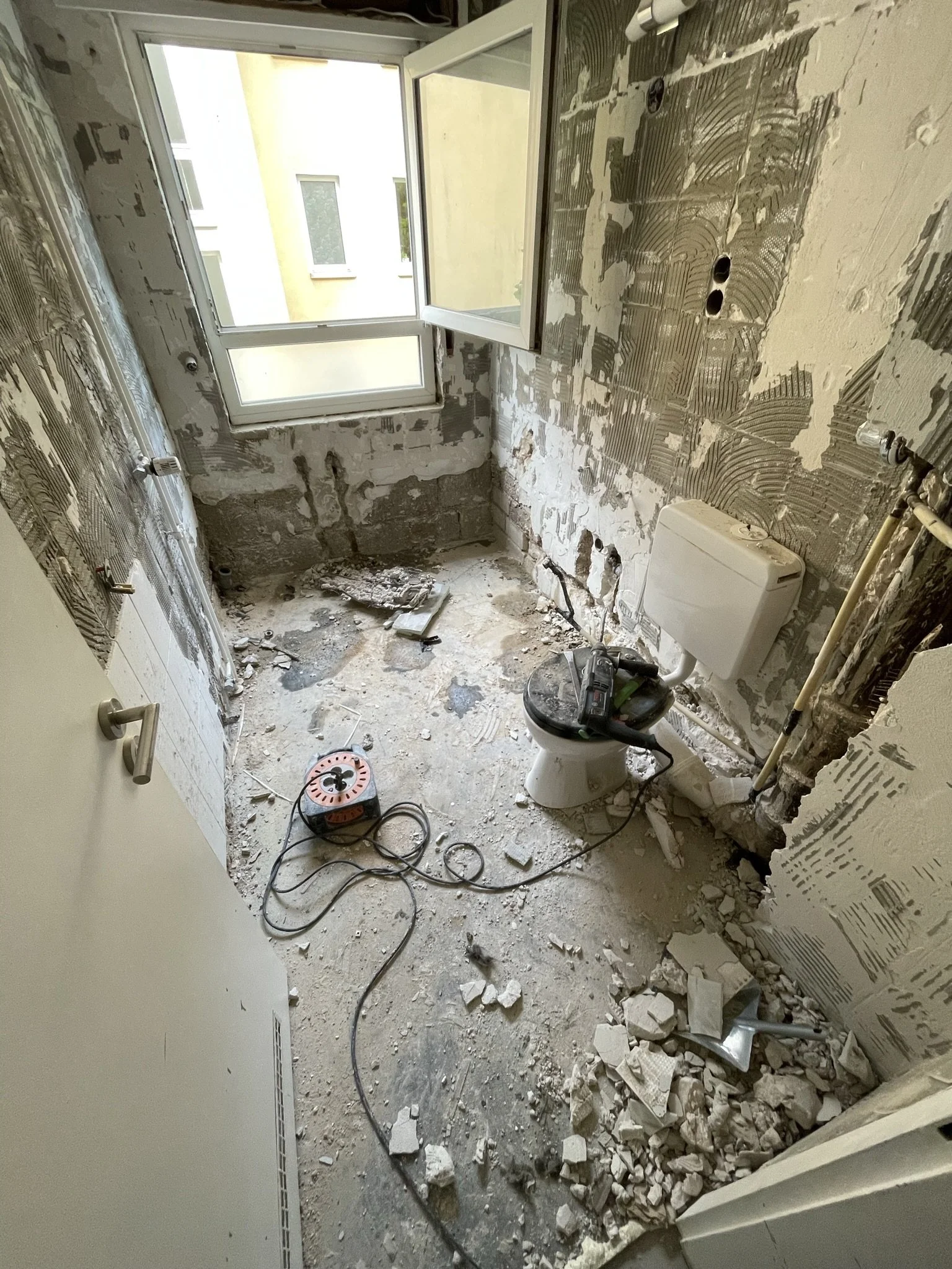 Sanierung Frankfurt Westend Wohnung Badezimmer Rohbau