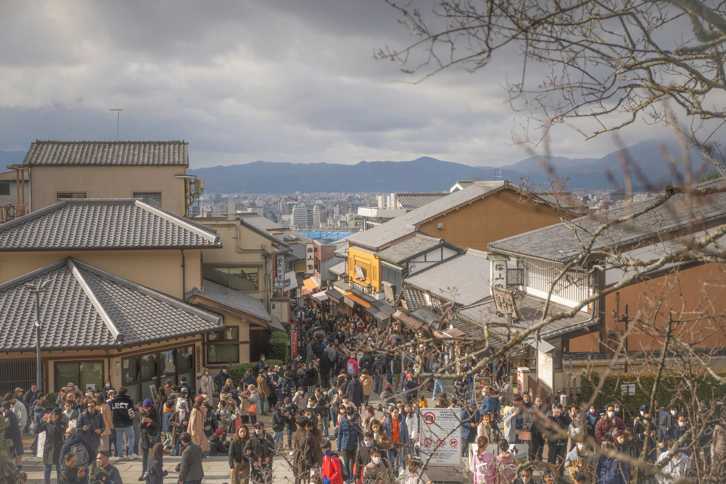 Kiyomizu-dera walkway crowded