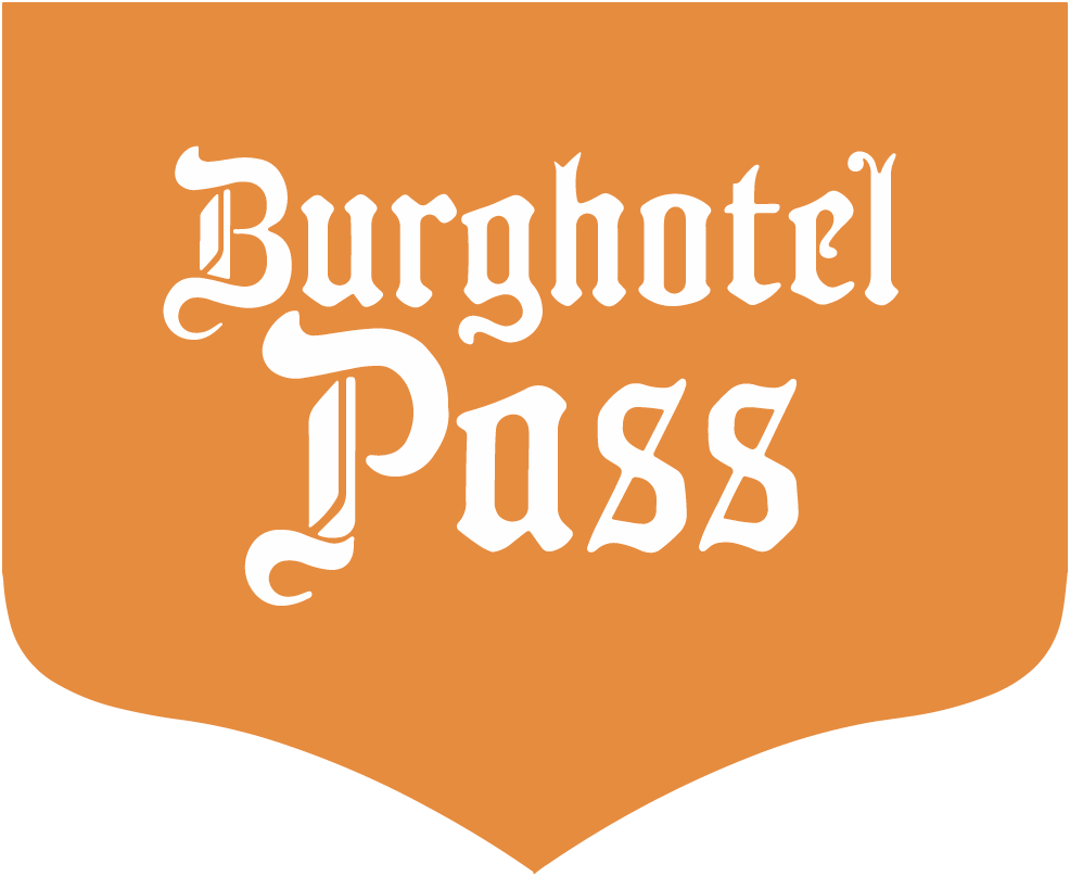 Das Bild zeigt ein Logo mit der Aufschrift "Burghotel Piss" auf einem braunen Hintergrund in gotischer Schrift.