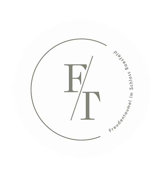 Grafisches Logo mit den Buchstaben F und T, durch einen diagonal verlaufenden Strich getrennt, und dem Text "Freudentaufe / Im Schloss Rausched".