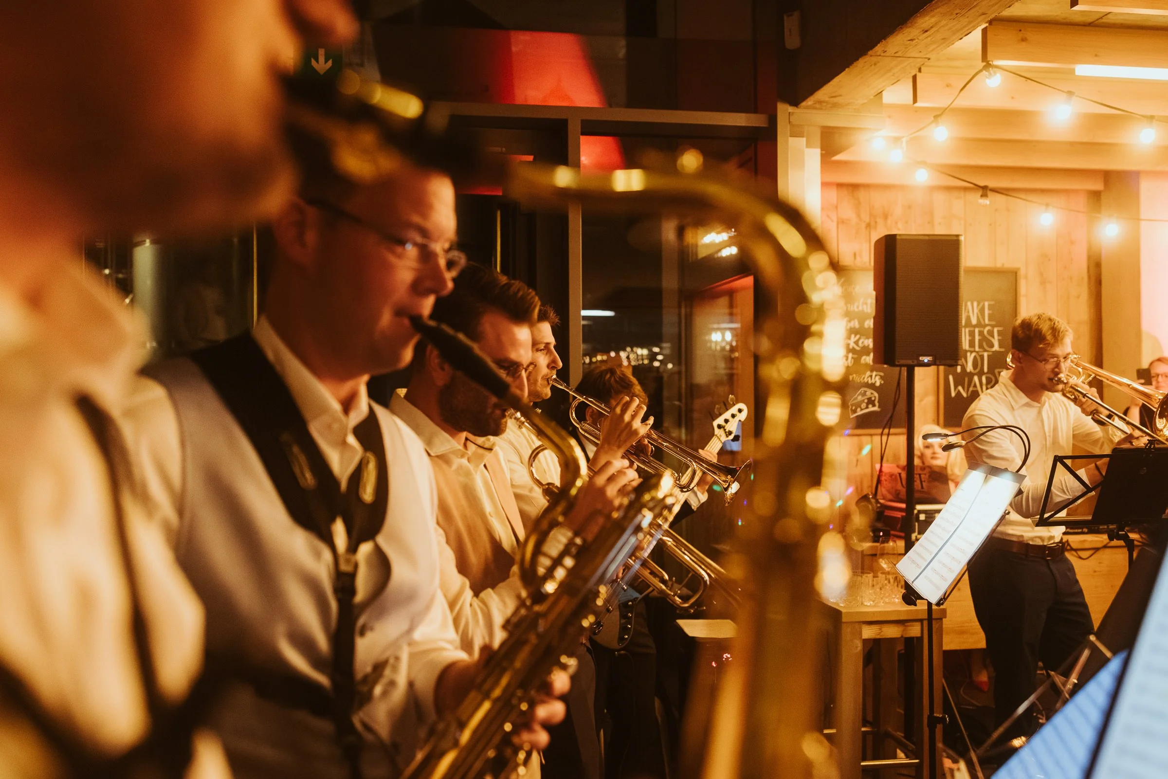 Eine Gruppe von Musikern spielt am Abend bei einer queeren Hochzeit in der Hafenkäserei Münster