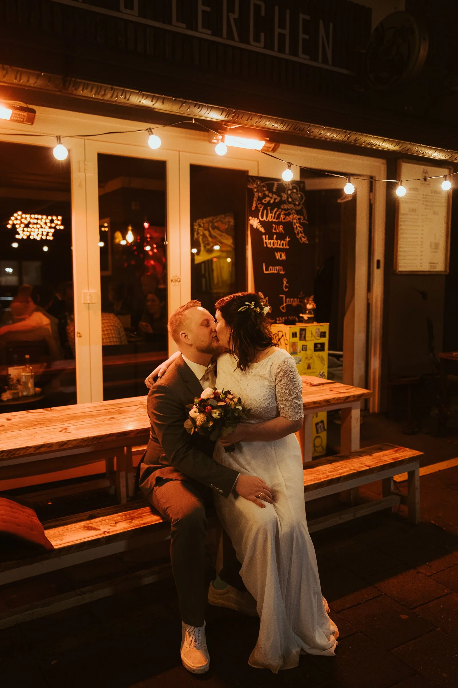 Hochzeitspaar küsst sich am Abend vor dem Eulen & Lerchen am Hansaring in Münster