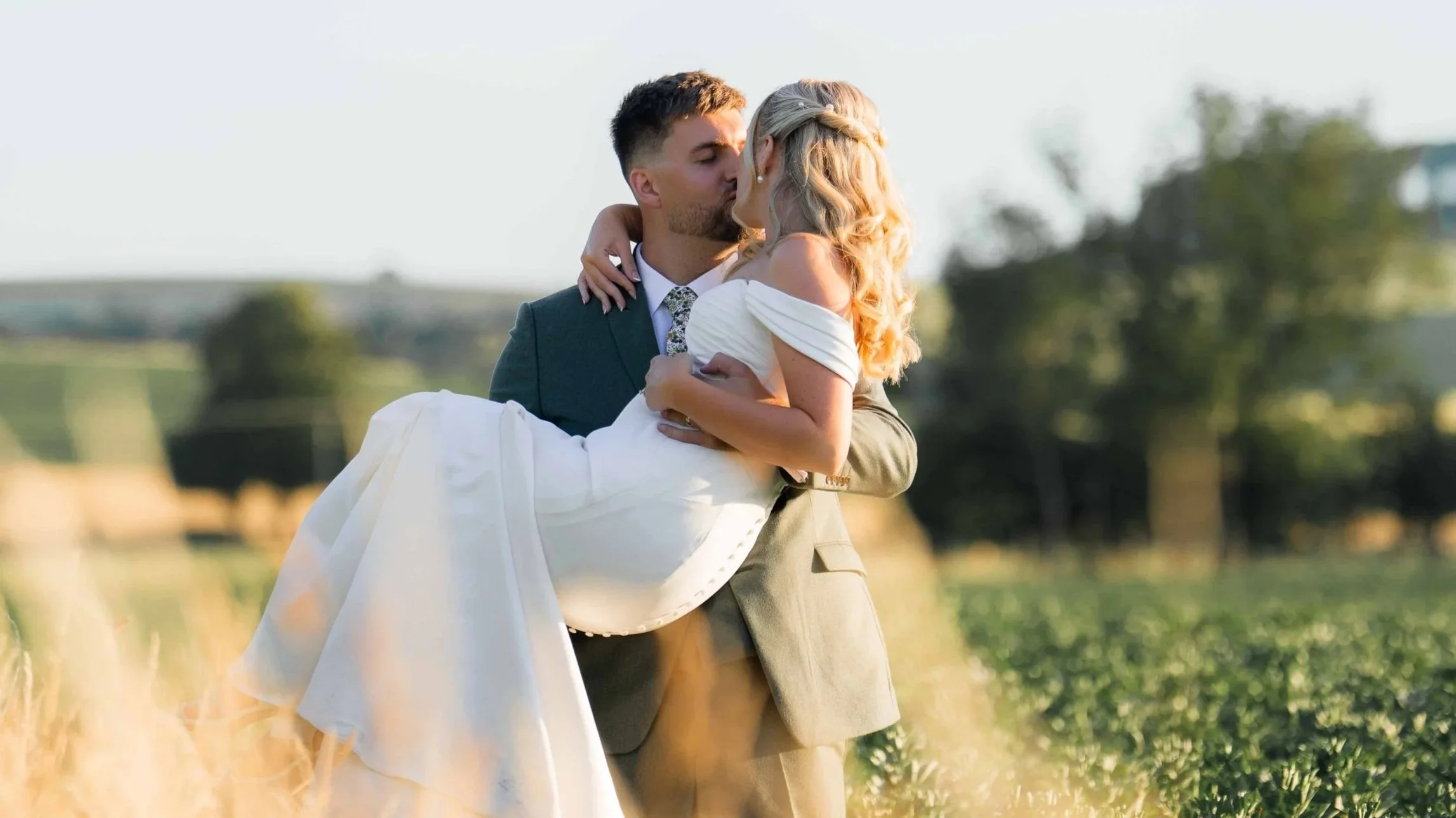  Documentary vs Editorial Wedding Photography: Which Suits You?