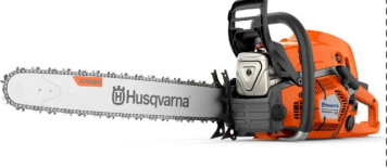 Sierra eléctrica con hoja de cadena y mango naranja y negro