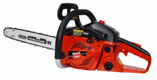 Motosierra eléctrica de color rojo y negro con barra y cadena.