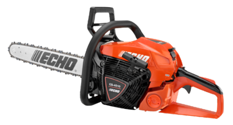 Motosegadora de gasolina de color naranja y negro con motosierra de cadena.