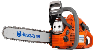 Motosierra Husqvarna de color naranja y negro con cadena y hoja largos