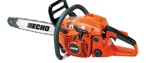 Sierra eléctrica marca Echo de color naranja con hoja afilada, manillar y motor.