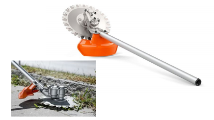 Cortacésped de césped en acción, cortando pasto en el jardín.