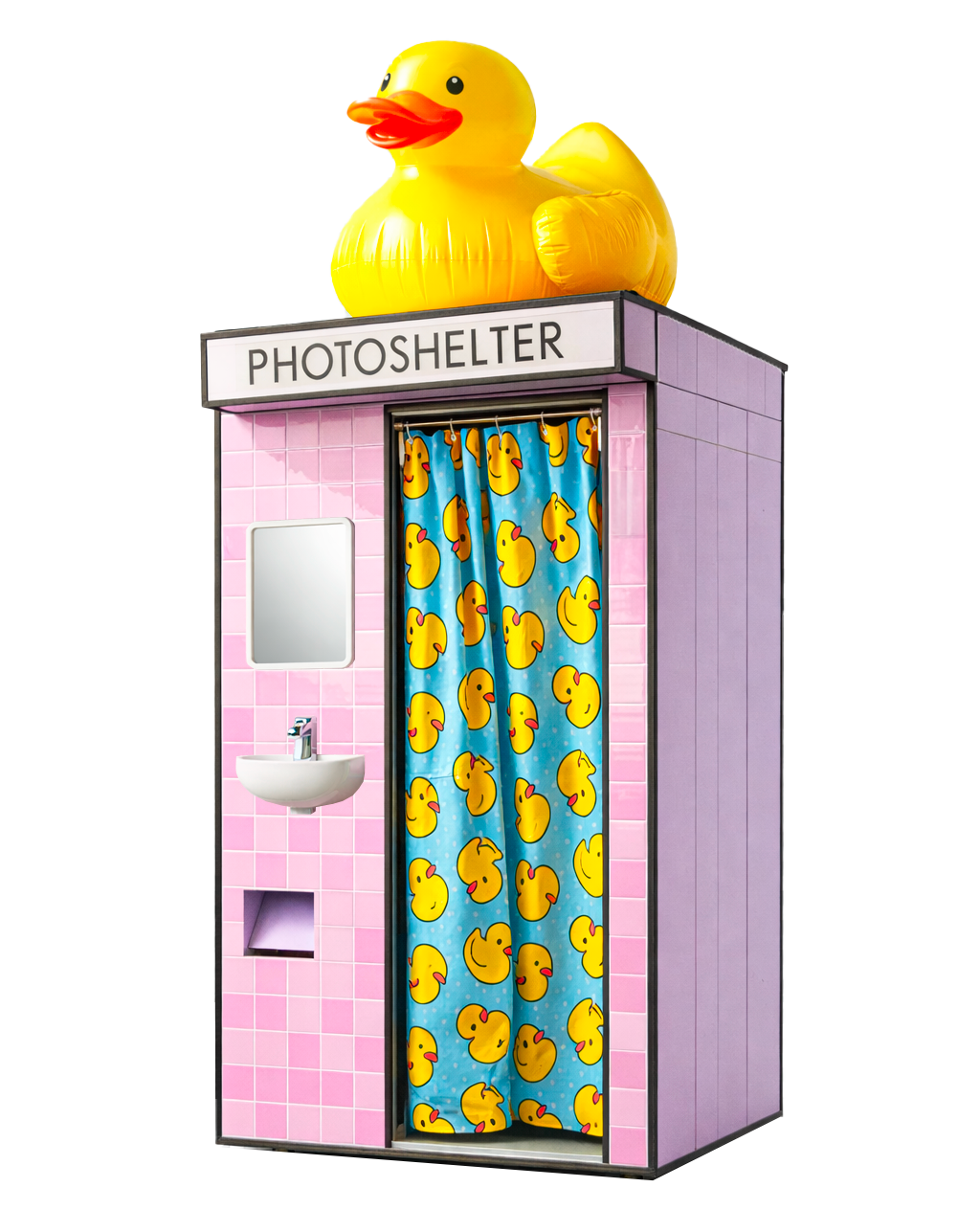 Photomural avec cabine de photo à l'intérieur, rideau à motif canard jaune, grand canard en plastique jaune sur le toit, panneau "PHOTOSHELTER" au-dessus