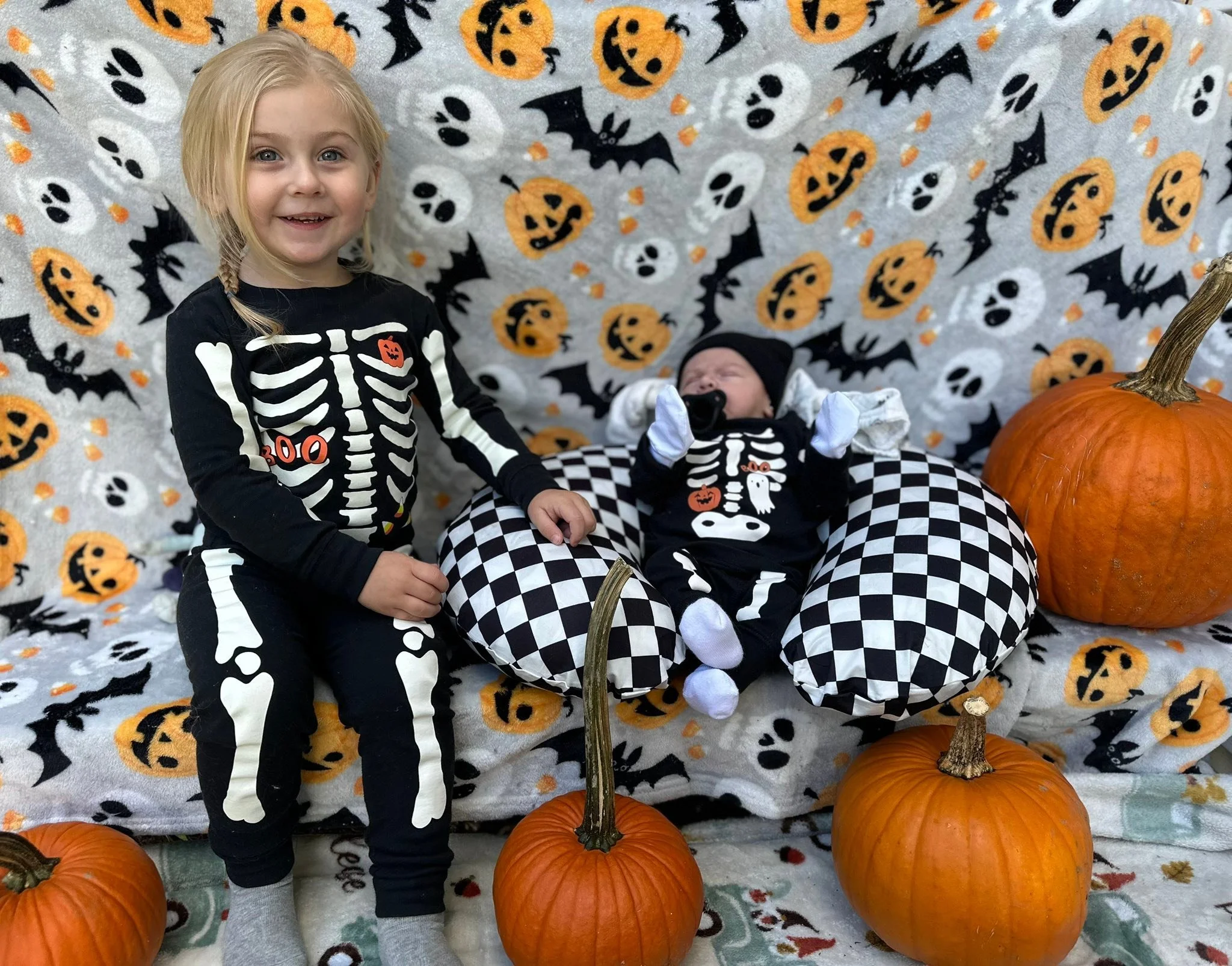 I am OBSESSED with my kids ❤️❤️ Riverlynn is such a good big sister to Ryder and loves him so much. 
Shoutout to Meghan Van Dalinda for the matching outfits ❤️ and Carol Sartell Van for the pumpkins 🎃 😊