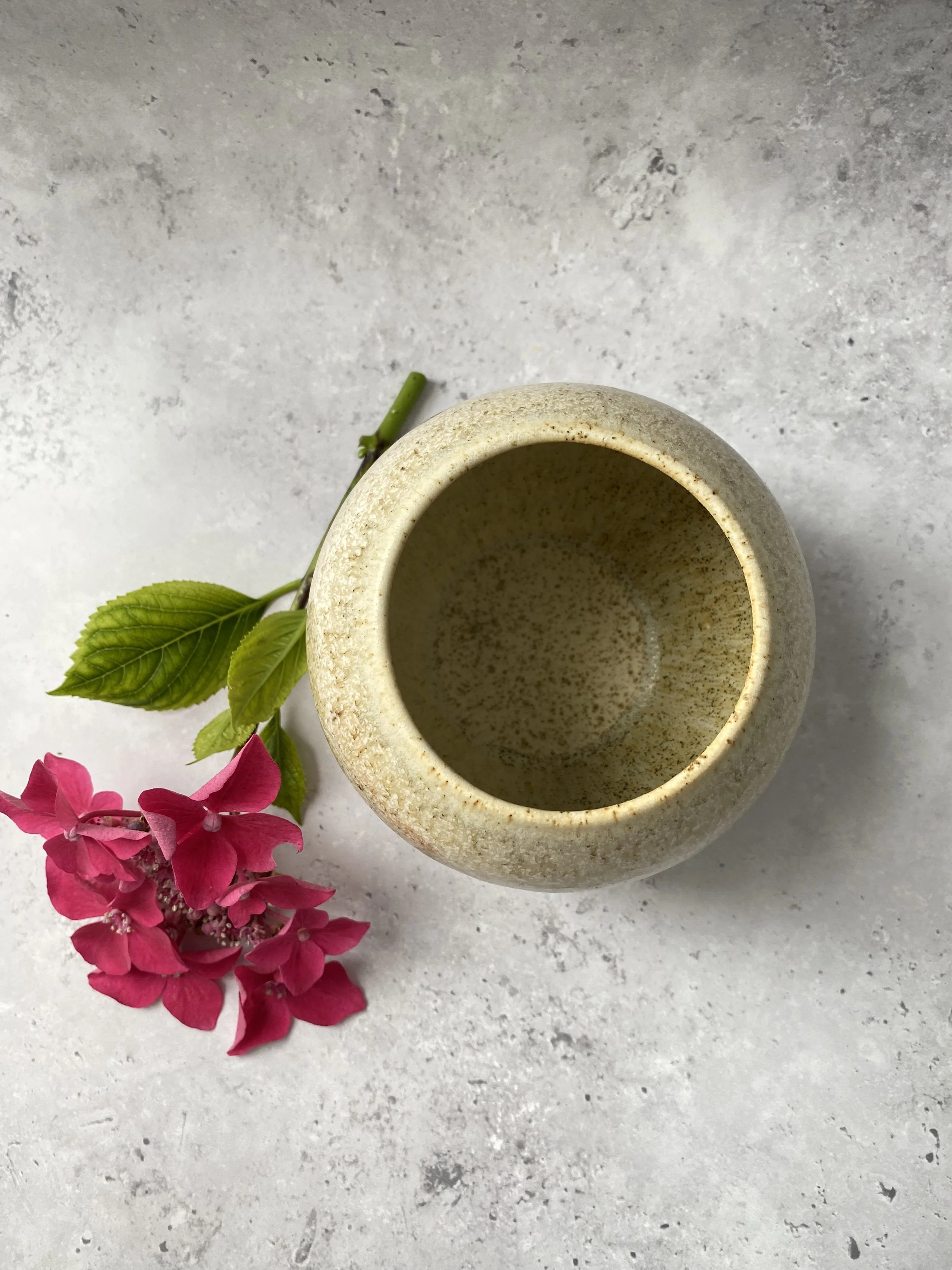 104. vase-cream-rim.jpeg