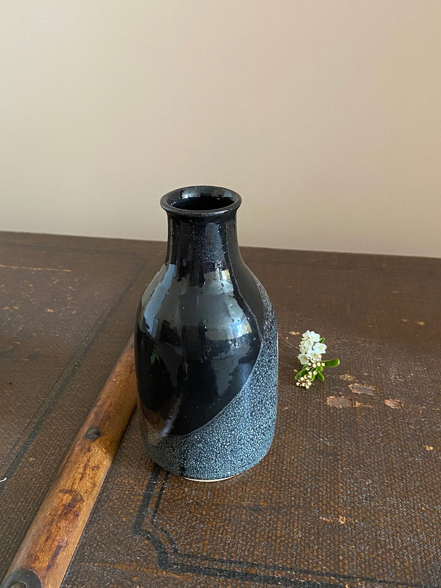 189-black-bottle-neck-stoneware.jpg