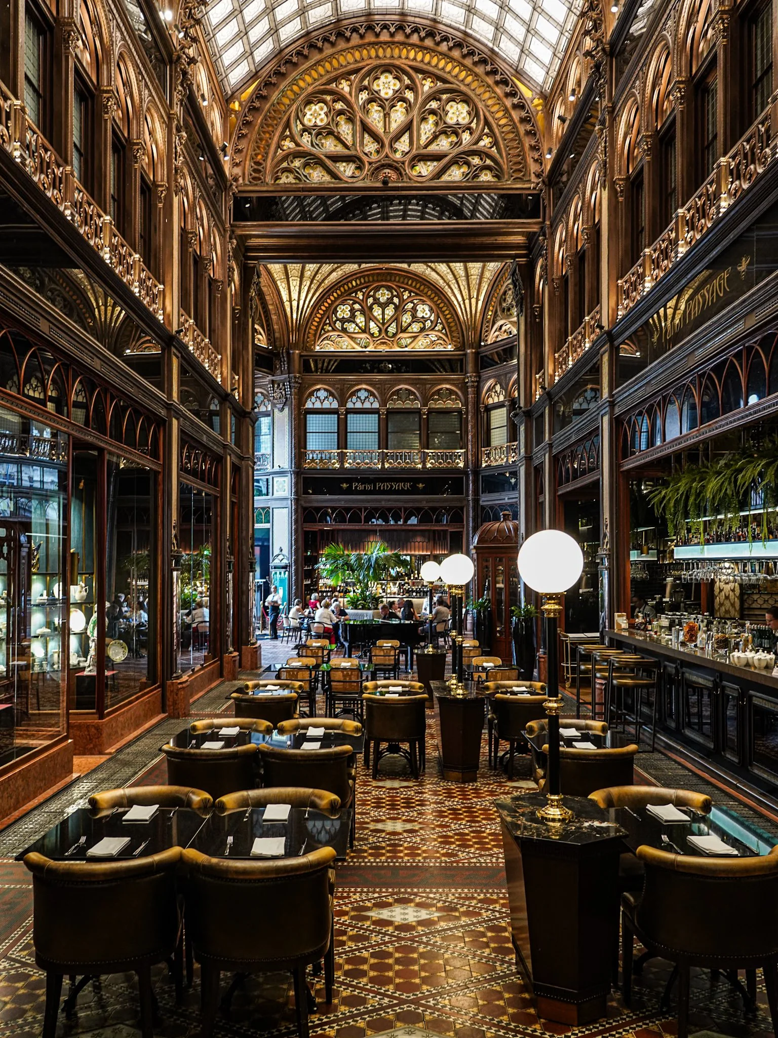 RmariusB Parisi Udvar 2.jpg