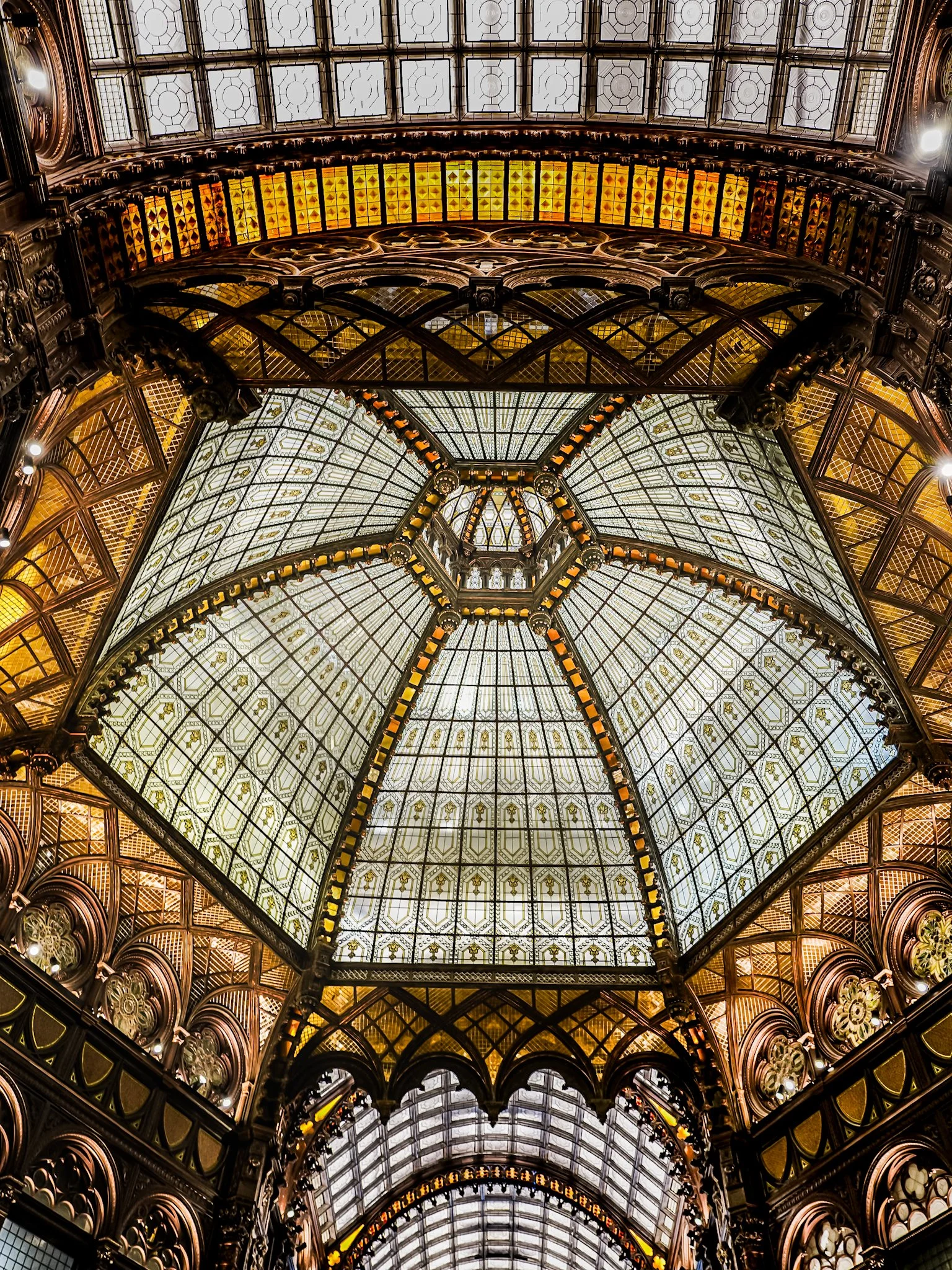 RmariusB Parisi Udvar 1.jpg