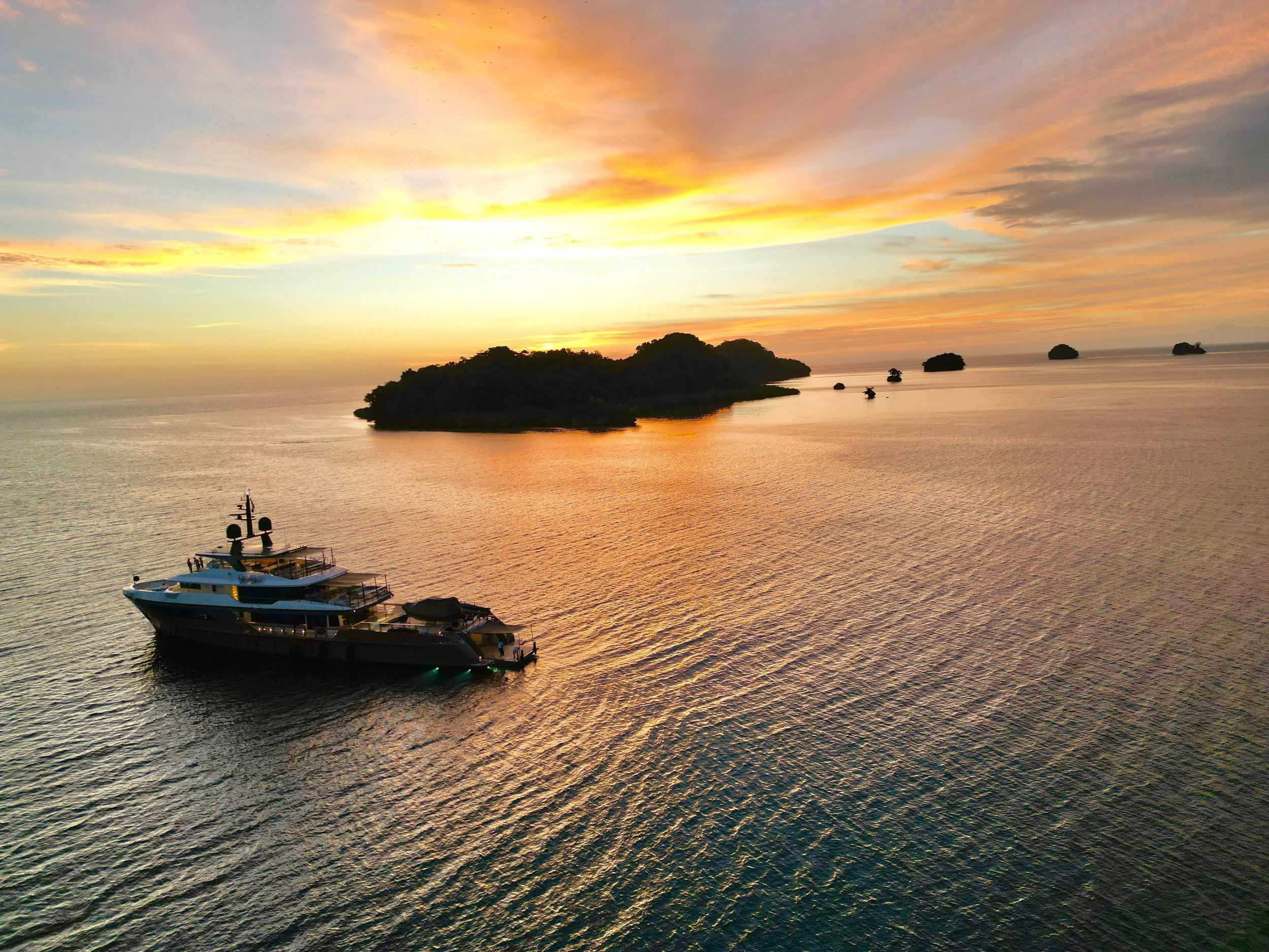 Yacht Arrow in the idyllic Talele Islands National Park