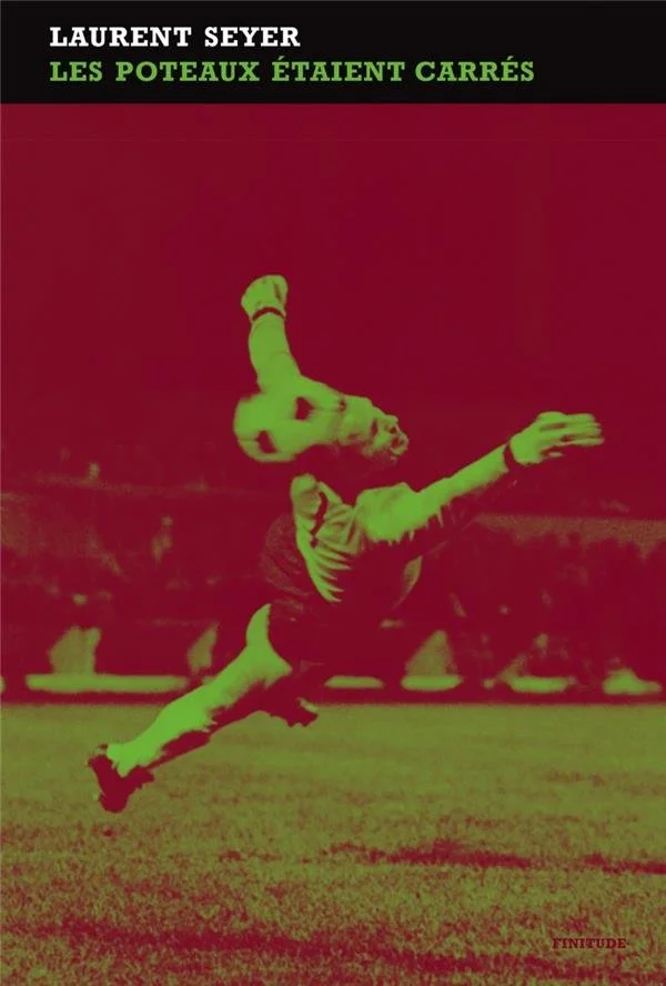 La couverture d'un livre avec le titre 'Les poteaux étaient carrés' de Laurent Seyer, montrant un joueur de football en pleine action avec un ballon, dans une teinte rouge et verte.