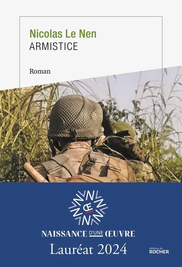 Couverture du livre intitulé "Armistice" de Nicolas Le Nen, avec un soldat en uniforme de guerre dans les hautes herbes, portant un casque et un sac à dos, décorée par le logo du prix La Naissance d'une Œuvre 2024.