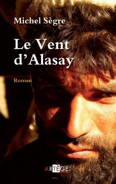 Couverture de livre avec un portrait en gros plan d'un homme aux cheveux bouclés et barbe, couleurs chaudes, titre "Le Vent d'Alasay" et auteur "Michel Sègre"
