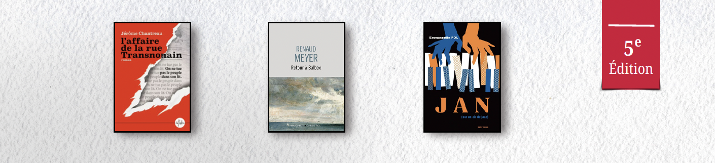 Trois livres avec leurs couvertures visibles et une étiquette indiquant la 5e édition, suspendus avec une lumière diffuse
