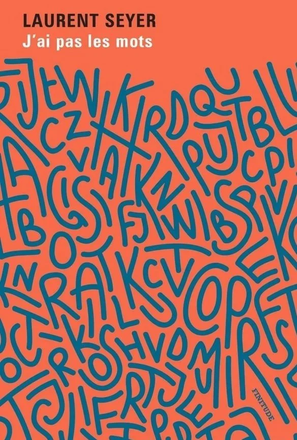 Couverture de livre avec un fond orange et un texte en haut en noir : "LAURENT SEYER, J'ai pas les mots". La majorité de la couverture est occupée par un dessin de nombreux lettres bleues en désordre, formant un motif abstrait.