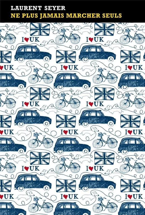 Motif répété avec voitures classiques britanniques, bicyclettes, drapeaux du Royaume-Uni et le texte "I ❤️ UK", en bleu et blanc. En haut, un bandeau noir avec écrit "LAURENT SEYER NE PLUS JAMAIS MARCHER SEUL".