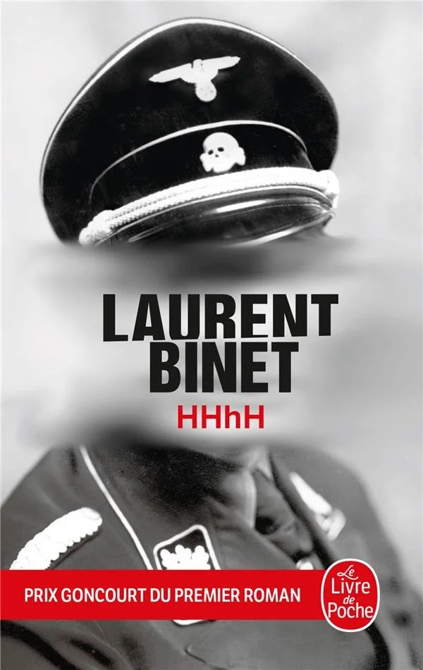 Couverture du livre avec une casquette de policier, en noir et blanc, et un bandeau rouge en bas indiquant "PRIX GONCOURT DU PREMIER ROMAN".