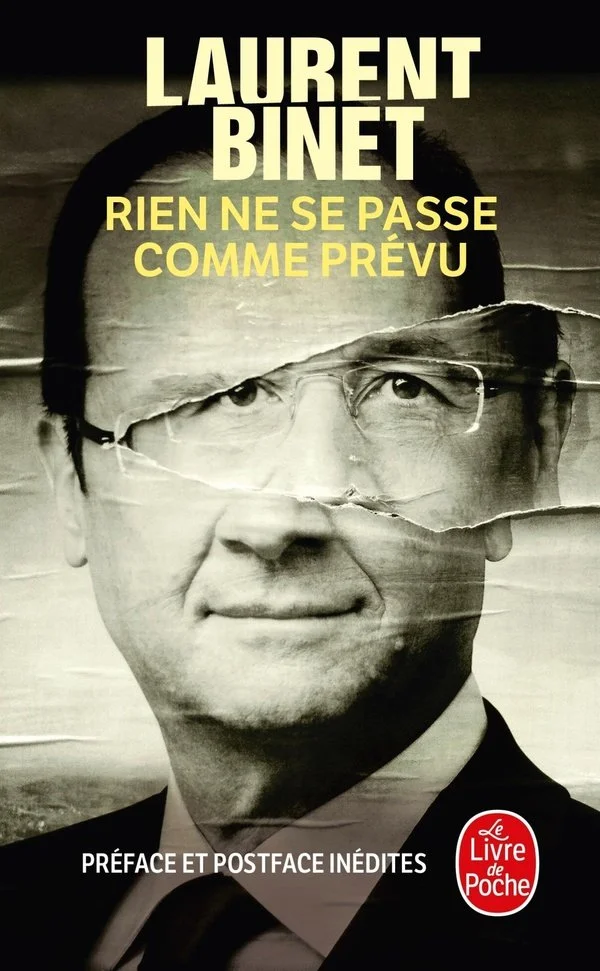 Couverture d'un livre avec une image en noir et blanc d'un homme portant des lunettes, le visage semble tiré ou déchiré à certains endroits. Le titre en haut indique "LAURENT BINET RIEN NE SE PASSE COMME PRÉVU". En bas, il y a la mention "PRÉFACE ET POSTFACE INÉDITES" et le logo rouge avec le texte blanc "Le Livre de Poche".