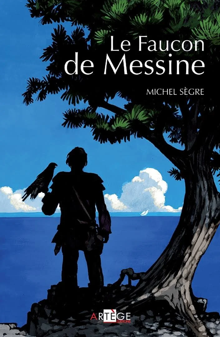 Couverture du livre 'Le Faucon de Messine' de Michel Ségré, montrant un dessin d'une silhouette humaine avec un faucon sur l'épaule, près d'un arbre près de la mer avec des nuages dans le ciel.