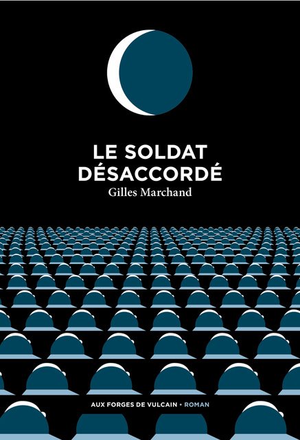 Couverture du livre intitulé "Le Soldat Désaccordé" de Gilles Marchand, montrant une grande foule de soldats en formation regardant un ciel noir avec une lune partiellement couverte.