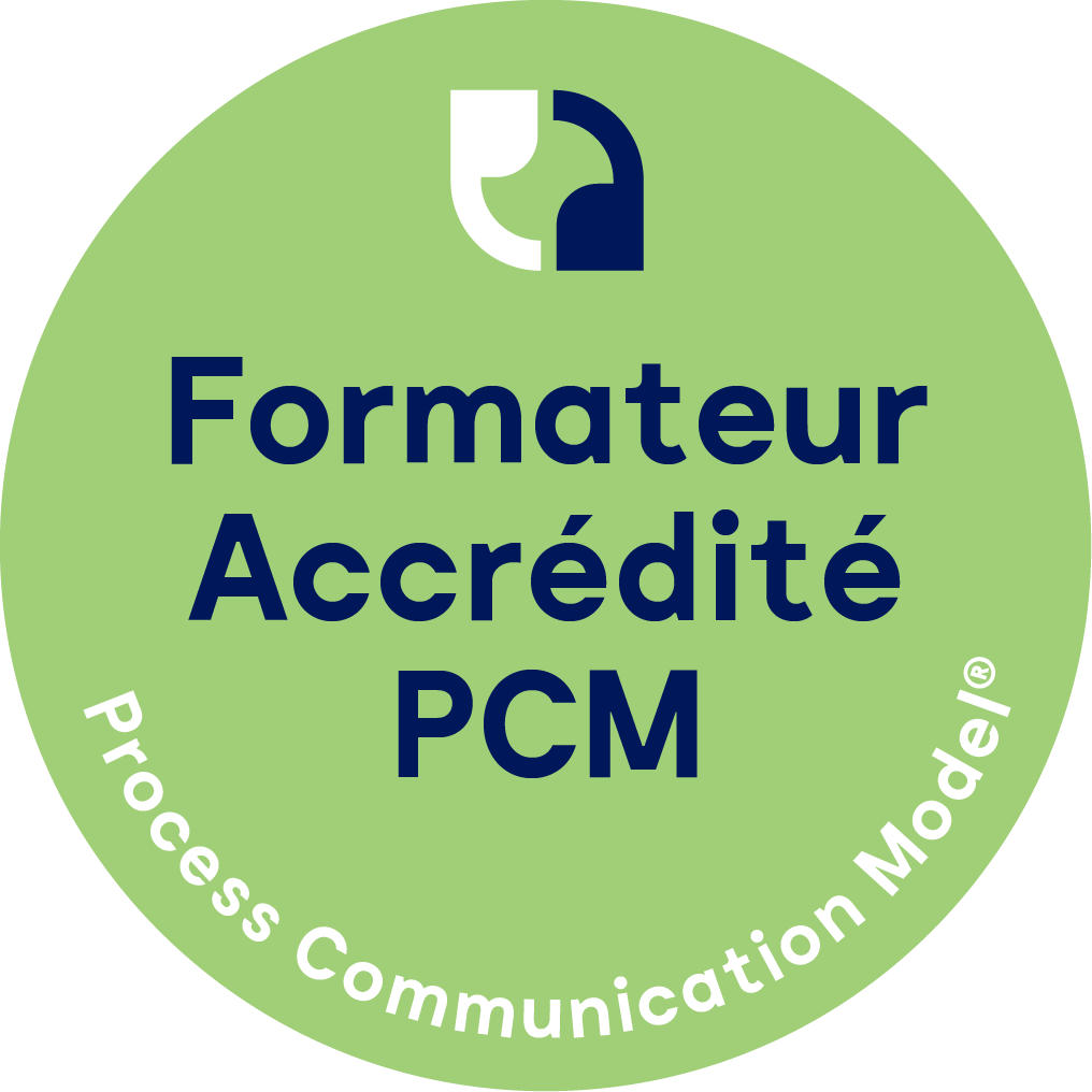 Badge vert avec texte en français indiquant 'Formateur Agréé PCM' et un symbole en haut représentant deux mains en action, avec un cercle de texte mentionnant 'Process Communication Model'.