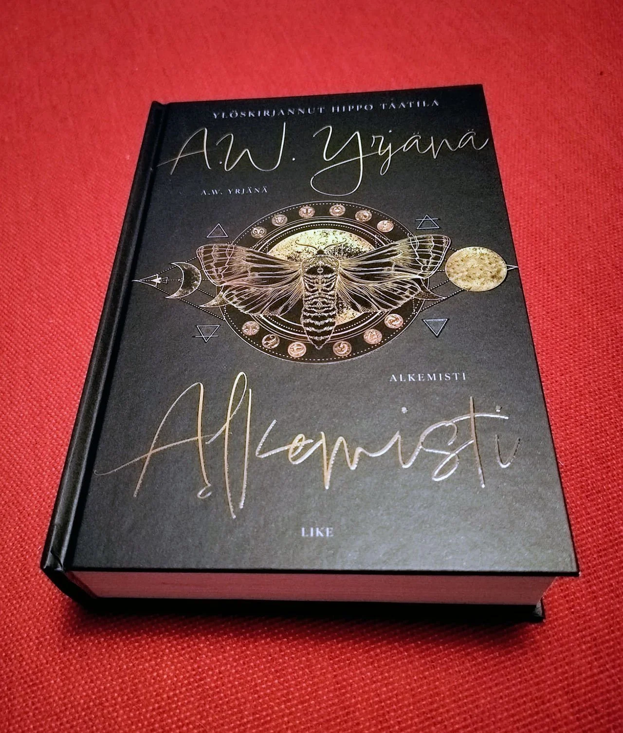 A. W. Yrjänä, Alkemisti nousi Suomalaisen Kirjakaupan TOP 20:n kärkeen